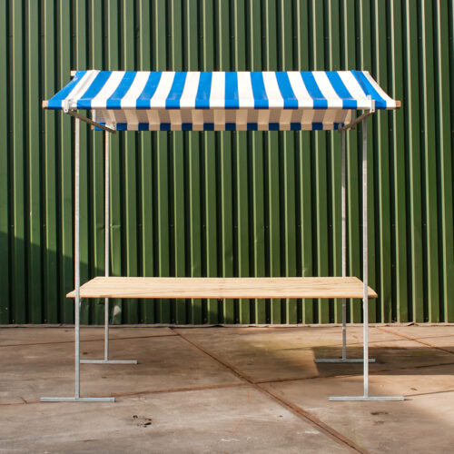 Houten marktkraam van 2 meter breed met blauw-wit gestreept zeil – De Zwart Marktkramen