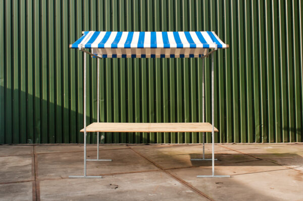 Houten marktkraam van 2 meter breed met blauw-wit gestreept zeil – De Zwart Marktkramen