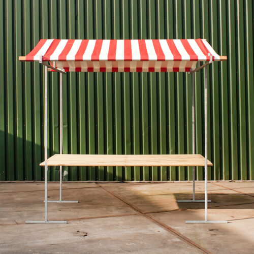 Houten marktkraam van 2 meter breed met rood-wit gestreept zeil – De Zwart Marktkramen
