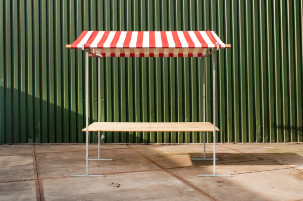 Houten marktkraam van 2 meter breed met rood-wit gestreept zeil – De Zwart Marktkramen
