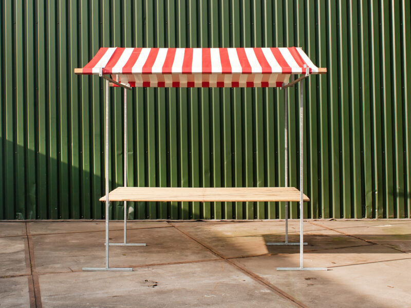 Houten marktkraam van 2 meter breed met rood-wit gestreept zeil – De Zwart Marktkramen