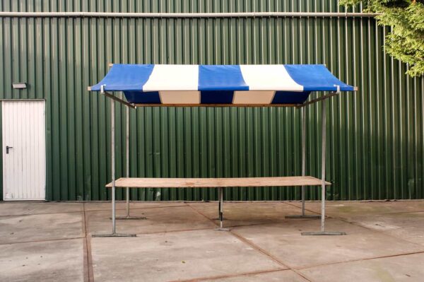 Houten marktkraam van 3 meter breed met blauw-wit gestreept zeil – De Zwart Marktkramen