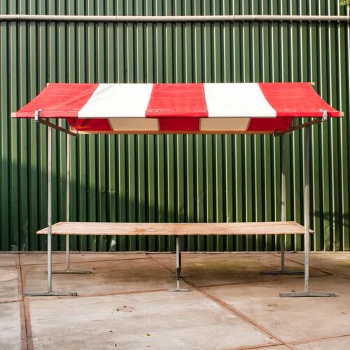 Houten marktkraam van 3 meter breed met rood-wit gestreept zeil – De Zwart Marktkramen