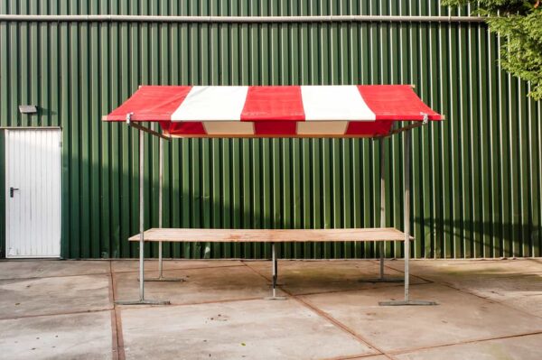 Houten marktkraam van 3 meter breed met rood-wit gestreept zeil – De Zwart Marktkramen