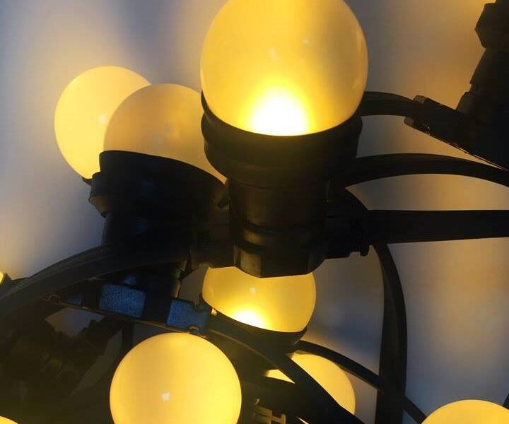Professionele marktkraam verlichting met veilige montageklemmen en warm licht – De Zwart Marktkramen