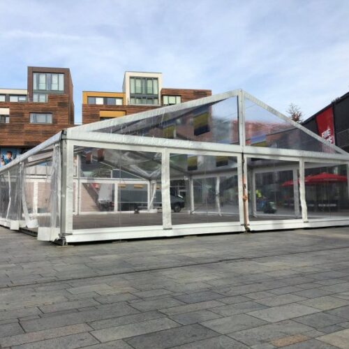 Grote witte alu-hal evenemententent met aluminium frame, modulair opgebouwd voor feesten, beurzen en tijdelijke opslag.