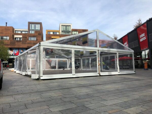 Grote witte alu-hal evenemententent met aluminium frame, modulair opgebouwd voor feesten, beurzen en tijdelijke opslag.