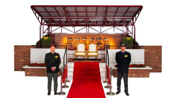 Koninklijke lodge De unieke, verplaatsbare Koninklijke Loge uit het Olympisch Stadion Amsterdam, afmeting 6x4 meter, inzetbaar als eretribune of luxe podium.