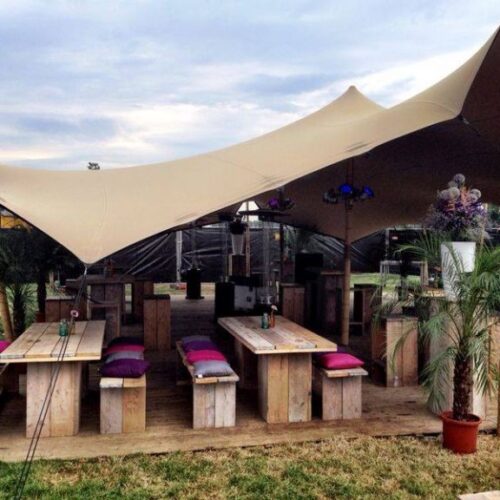 Lounge sfeer Compleet Lounge Sfeer totaalpakket voor evenementen, inclusief stretchtent, houten loungesets, statafels en een luxe loungebar met biertap.