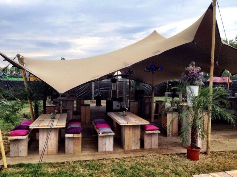 Lounge sfeer Compleet Lounge Sfeer totaalpakket voor evenementen, inclusief stretchtent, houten loungesets, statafels en een luxe loungebar met biertap.