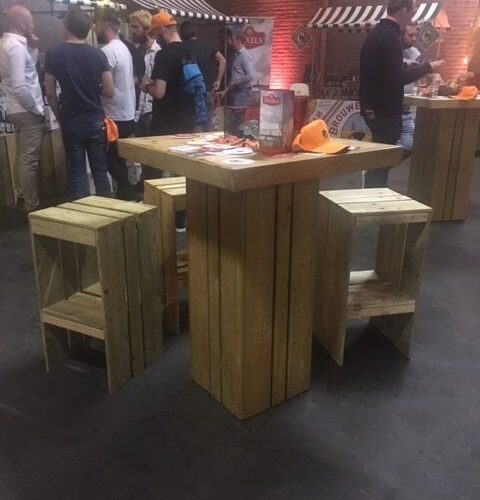 Lounge statafel met kruk Hoge houten lounge statafel met bijpassende krukken van gerecycled marktkraamhout, rustieke vintage uitstraling voor evenementen.