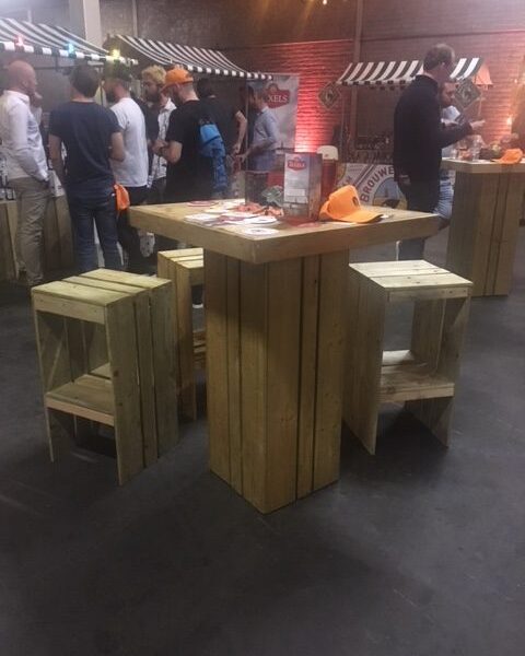 Lounge statafel met kruk Hoge houten lounge statafel met bijpassende krukken van gerecycled marktkraamhout, rustieke vintage uitstraling voor evenementen.