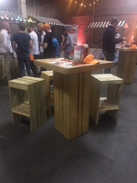 Lounge statafel met kruk Hoge houten lounge statafel met bijpassende krukken van gerecycled marktkraamhout, rustieke vintage uitstraling voor evenementen.