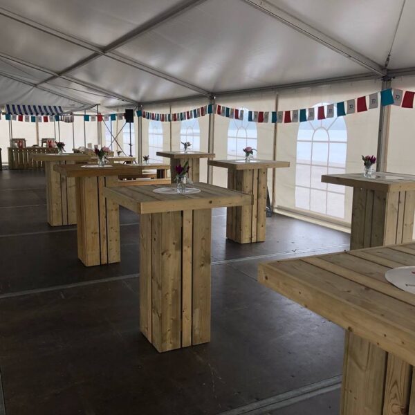 Lounge statafels Hoge houten lounge statafel gemaakt van robuust gerecycled marktkraamhout, vintage stijl voor borrels en evenementen.