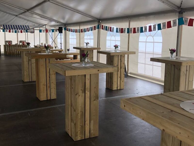Lounge statafels Hoge houten lounge statafel gemaakt van robuust gerecycled marktkraamhout, vintage stijl voor borrels en evenementen.