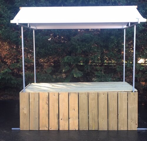 Sfeervolle houten loungekraam van gerecycled marktkraamhout met gekleurd bovenzeil, beschikbaar in 2 en 3 meter.