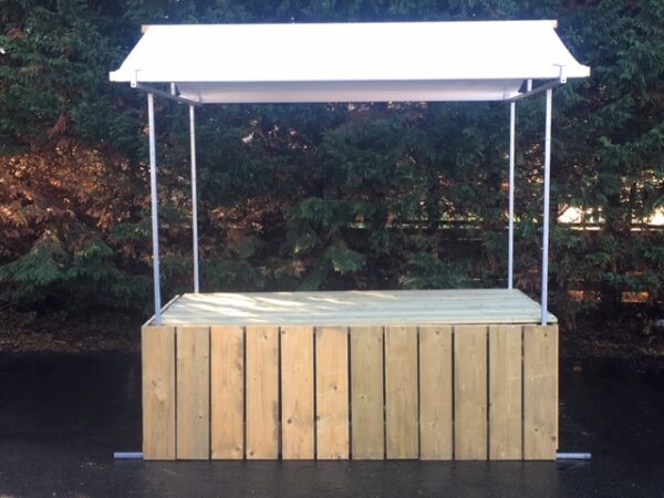 Sfeervolle houten loungekraam van gerecycled marktkraamhout met gekleurd bovenzeil, beschikbaar in 2 en 3 meter.