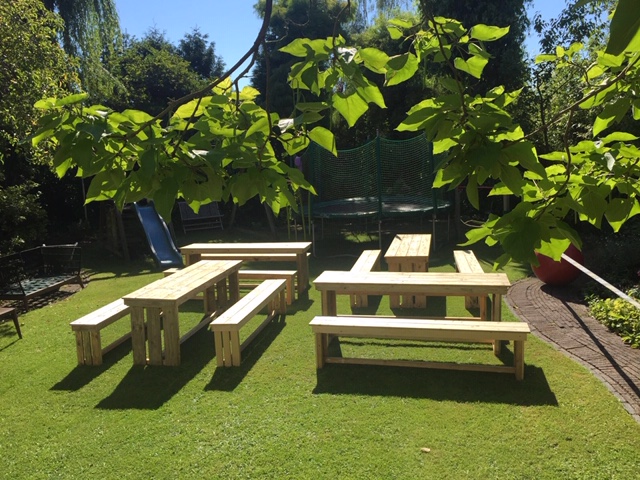 Loungeset Vintage houten loungeset van gerecycled hout, bestaande uit twee robuuste banken en een tafel voor evenementen en terrassen.