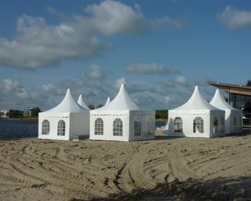 Witte luxe pagodetent met spitse punt, beschikbaar in 3x3, 4x4 en 5x5 meter voor festivals, bedrijven en feesten.