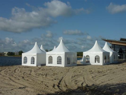 Witte luxe pagodetent met spitse punt, beschikbaar in 3x3, 4x4 en 5x5 meter voor festivals, bedrijven en feesten.