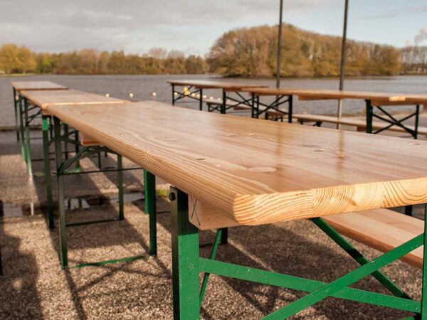 Klassieke houten picknickset voor festivals, markten en buitenevenementen.