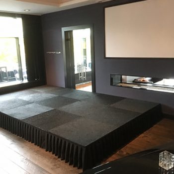 Flexibele podiumdelen voor binnen- en buitengebruik, inclusief nette zwarte afrok, geschikt voor catwalks en podia.