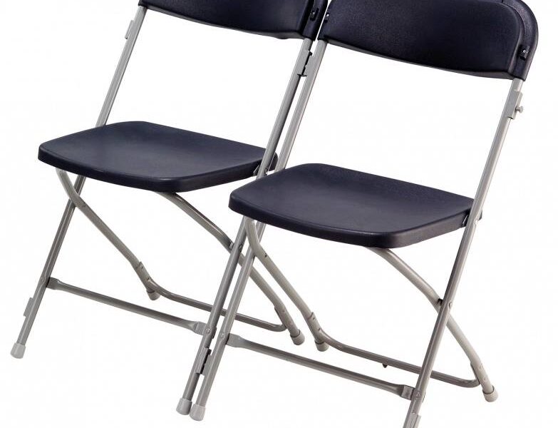 Klapstoelen Stapelbare en inklapbare witte klapstoelen voor evenementen, congressen en bruiloften, geleverd door De Zwart Marktkramen.