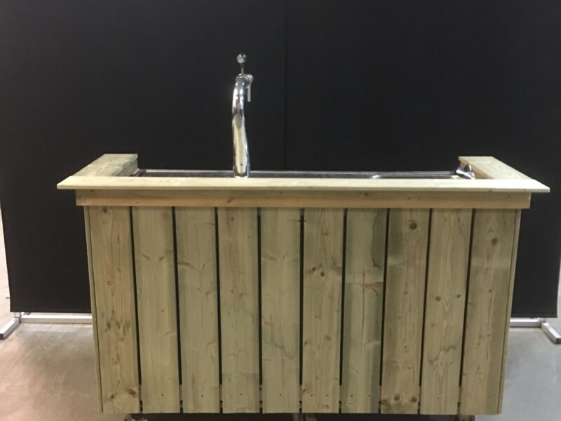 Lounge Biertap Luxe mobiele lounge biertap van gerecycled marktkraamhout, rustieke bar met tapinstallatie voor evenementen en feesten.