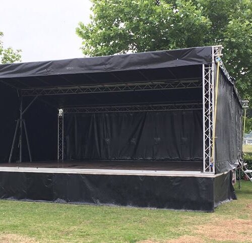 Groot mobiel podium Stage 48 met een afmeting van 8x6 meter, geschikt voor evenementen met veel ruimte.