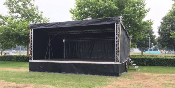 Groot mobiel podium Stage 48 met een afmeting van 8x6 meter, geschikt voor evenementen met veel ruimte.