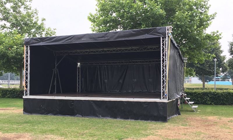 Groot mobiel podium Stage 48 met een afmeting van 8x6 meter, geschikt voor evenementen met veel ruimte.
